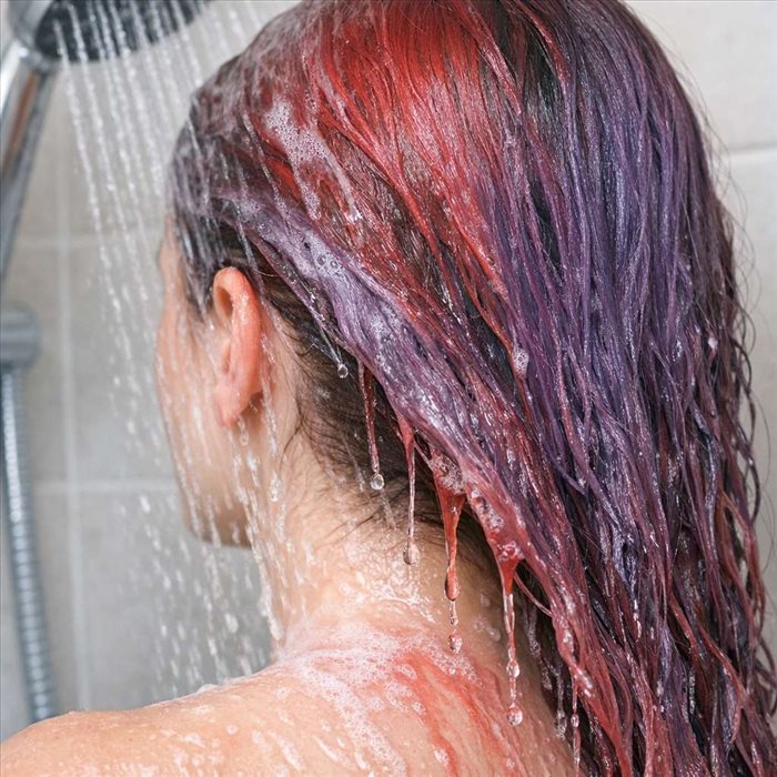 Pourquoi les cheveux colorés dégorgent-ils au lavage ? Causes et solutions